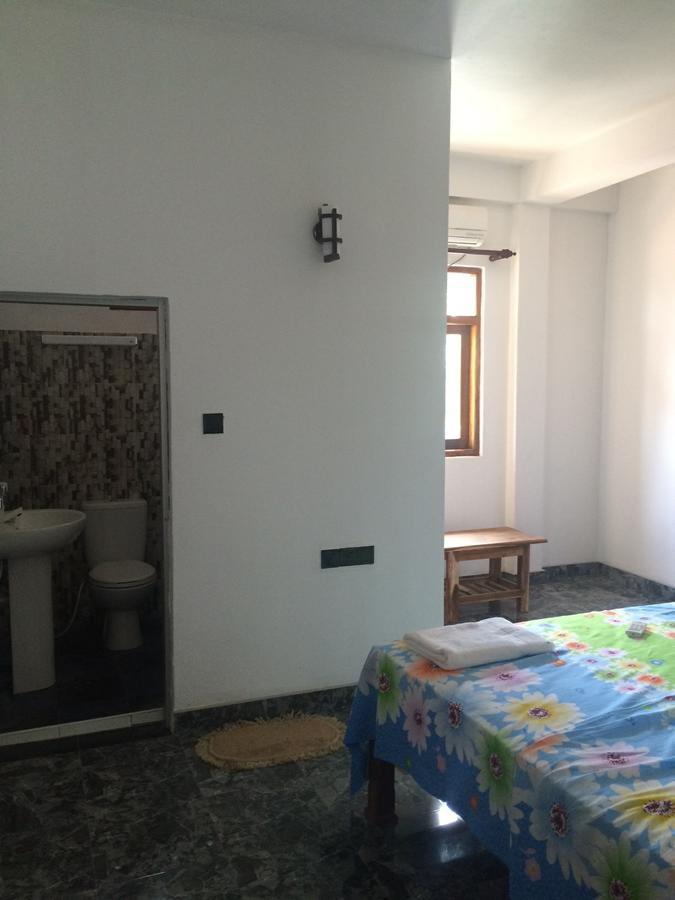 Hotel Athina & Restaurant Чилау Екстериор снимка