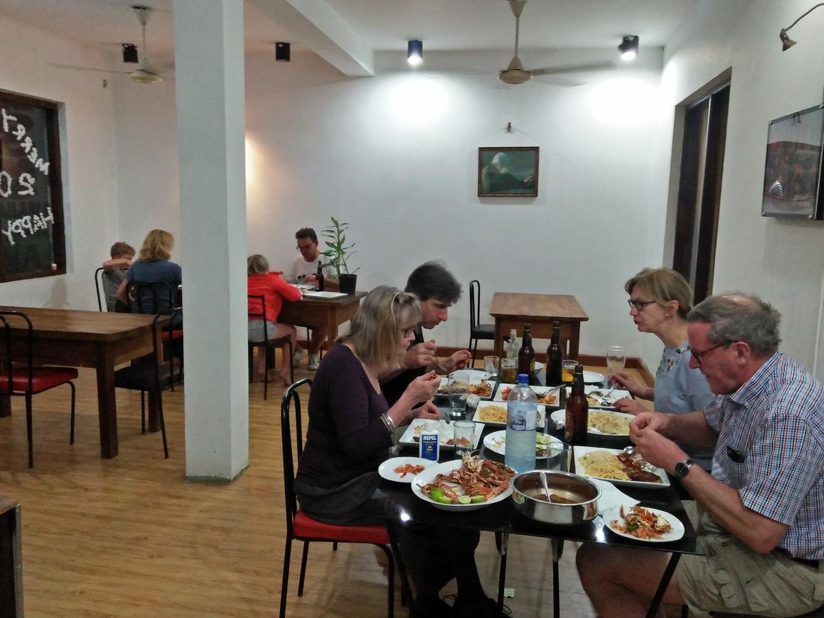 Hotel Athina & Restaurant Чилау Екстериор снимка